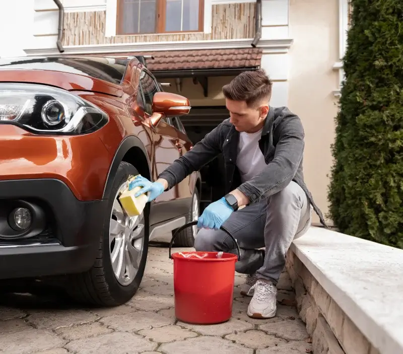 Lavage auto à domicile Saint-Martin-Valmeroux : professionnel intervenant sur un véhicule
